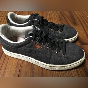 Puma Black Sneakers with Classic Low-Top Design